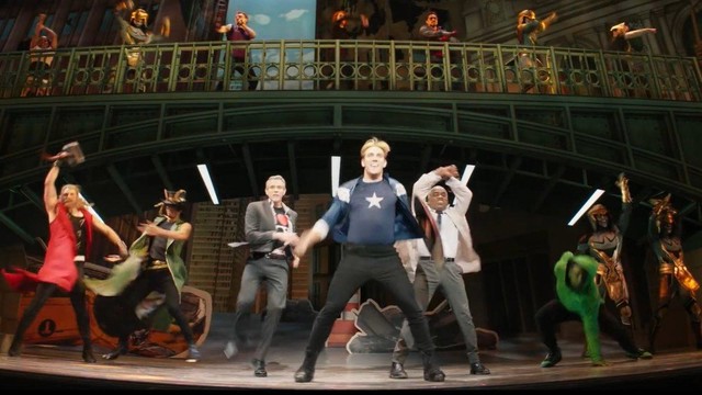 "Rogers: The Musical" heißt das Musical, das sich Clint Barton mit seinen Kindern am Broadway anschaut.