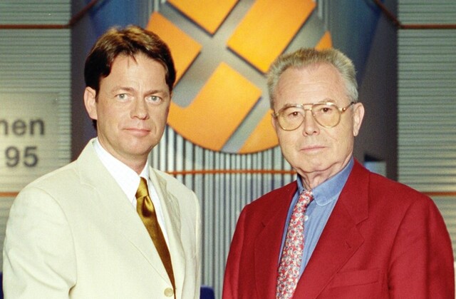 Rudi Cerne (l.) und Eduard Zimmermann (r.) vor Cernes erster "Aktenzeichen XY"-Sendung im Januar 2002
