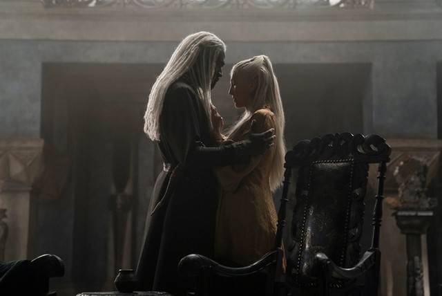 Steve Toussaint als Lord Corlys Velaryon, Eve Best als Princess Rhaenys Targaryen