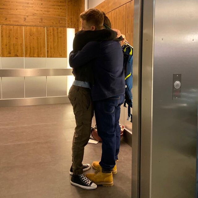 Abschied am Fahrstuhl: Luan Gummich (r.) und Tilman Pörzgen (l.) an seinem letzten Drehtag