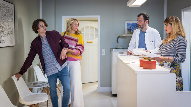 Nora Kaminski (Tanja Wedhorn, l.) bringt einen jungen Patienten in die Praxis von Dr. Stresow (Benjamin Grüter) und Arzthelferin Mandy (Morgane Ferru)