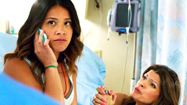 Verkettung unglücklicher Zufälle: Jane (Gina Rodriguez) und Mutter Xiomara (Andrea Navedo) müssen sich etwas einfallen lassen