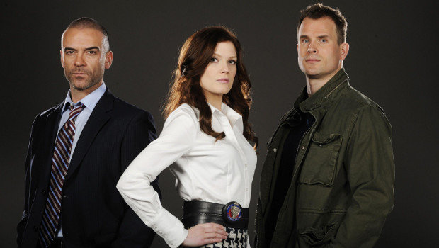 Die Chefin ist King: Amy Price-Francis zwischen Detective Spears (Alan van Sprang, l.) und Ehemann Danny (Gabriel Hogan).