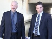Corey Stoll als Detective Jaruszalski (l.) und Skeet Ulrich als Detective Winters (r.)