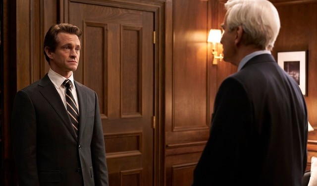 Staatsanwalt Nolan Price (Hugh Dancyl, l.) hört nicht auf den Rat seines Vorgesetzten Jack McCoy (Sam Waterston, r.)