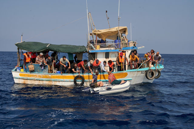 Ein aus den Nachrichten bekanntes Bild: Ein Motorboot voller flüchtender Menschen auf dem Mittelmeer