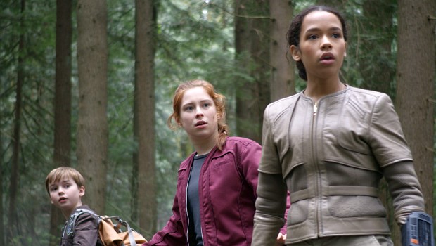 Die drei Robinson-Kinder in "Lost in Space": Will (Max Jenkins), Judy (Taylor Russell) und Penny (Mina Sundwall)