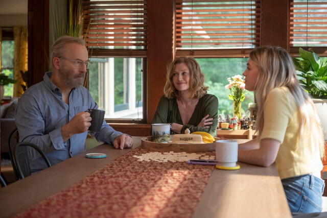 Hank ist doch lucky, oder? Frühstück mit Ehefrau Lily (Mireille Enos) und Tochter Julie (Olivia Scott Welch) im trauten Eigenheim.