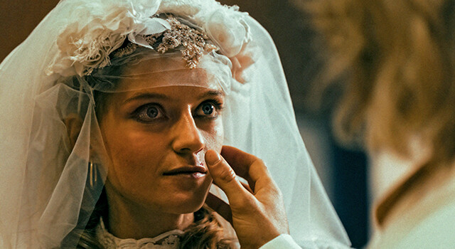 Mit blutender Nase glaubt Heike (Lara Feith) an eine glückliche Ehe.