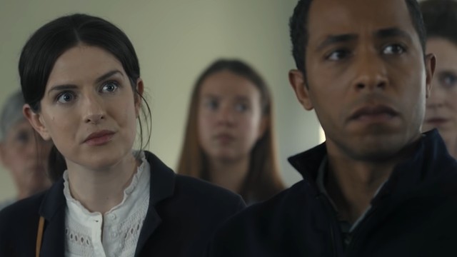 Zoë (Aisling Loftus) und Sam (Ukweli Roach) suchen in Midwich nach ihrem Glück.