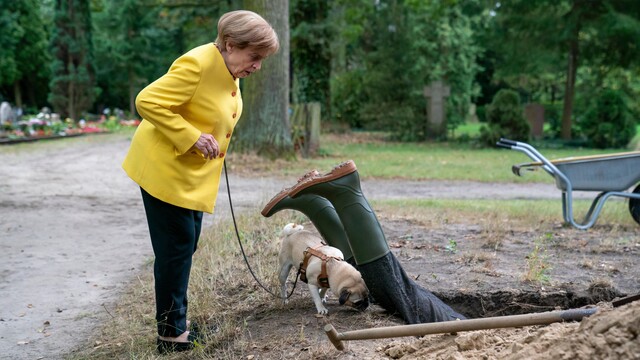 Angela (Katharina Thalbach) und Mops "Helmut" entdecken den toten Friedhofsgärtner.