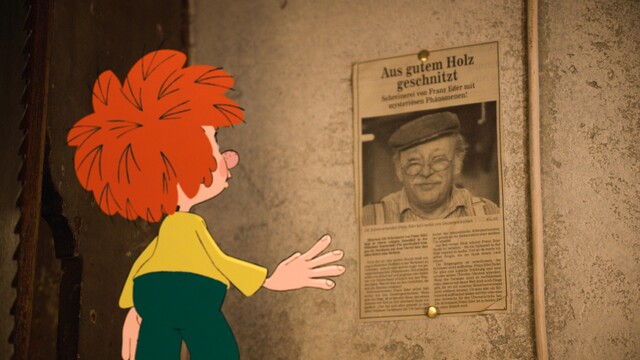 Der Pumuckl vor einem Zeitungsartikel über seinen alten Meister Eder
