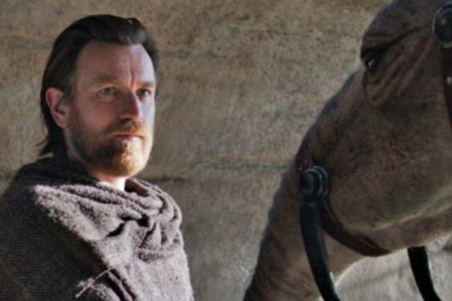 Der alte Mann und das Reittier: Zu Beginn lebt Kenobi (Ewan McGregor) (fast) allein in der Wüste.