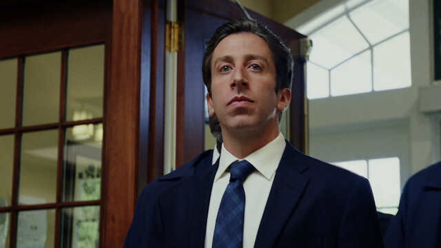 Bietet Charlie in Episode 5 seine Hilfe an: FBI-Agent Luca (Simon Helberg)