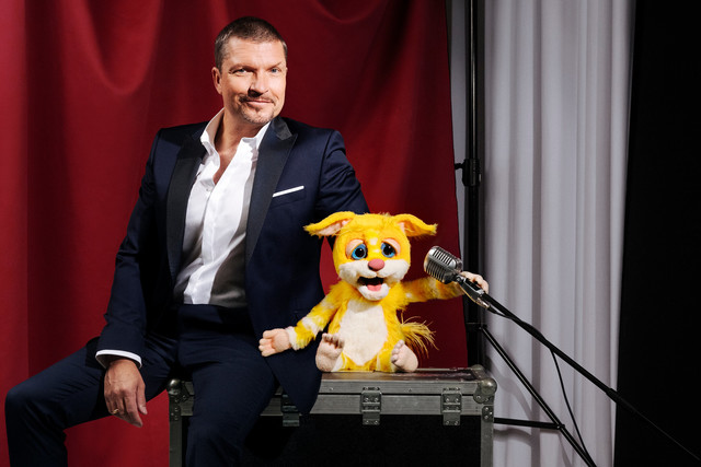 Hardy Krüger Jr. mit Maki-Puppe "Polly"