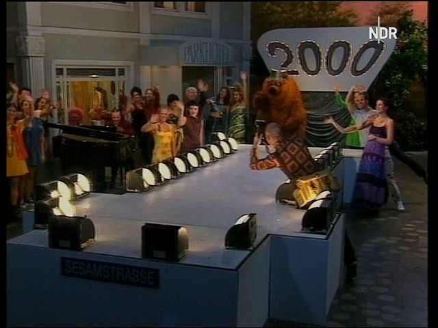 Die Modenschau zum "Sesam-Look 2000" in der 2000. Folge