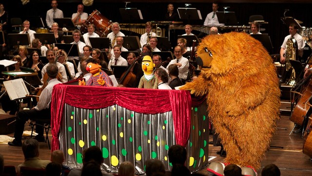 "Das große Sesamstraßen-Jubiläumskonzert" mit (v. l.) Ernie (