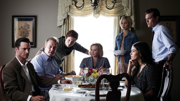 Daniel Holden (l.) ist zurück. Wie reagiert die Familie um Mutter Janet (J. Smith-Cameron, M.) und Schwester Amantha (Abigail Spencer, 2. v. r.)?