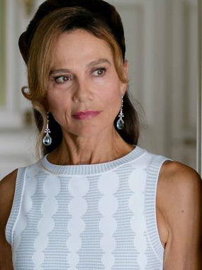 Constantines frühere Frau Irina (Lena Olin) versucht unterdessen ihren Status als Schlüsselfigur der Reichen und Schönen der Côte d'Azur zu verteidigen.