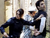 Andy bei ihrer ersten Verhaftung. Leider legt sie die Handschellen einem Undercover-Cop an.