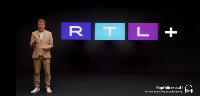 Bernd Reichart neben dem kommenden Logo von RTL+