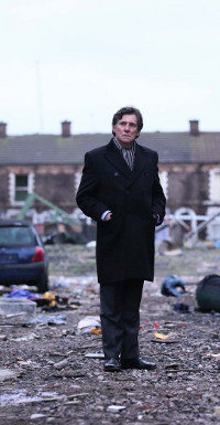Tom Dawkins (Gabriel Byrne) besucht den Unglücksort.