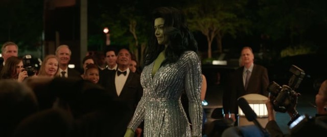 Als She-Hulk zieht Jennifer Walters (Tatiana Maslany) alle Blicke auf sich.