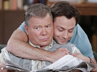 Henry Goodson (Jonathan Sadowski) umarmt Vater Ed (William Shatner)
