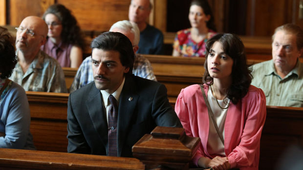 Bürgermeister Nick Wasicsko (Oscar Isaac) und Ehefrau Nay (Carla Quevedo) warten auf einen Richterspruch