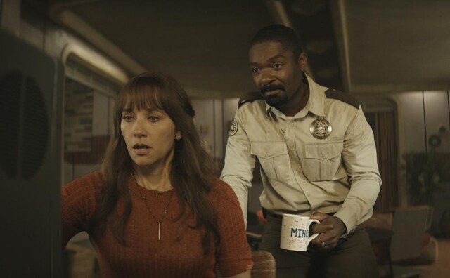 Allison (Rashida Jones) berichtet ihrem Ehemann, Sheriff Holston (David Oyelowo), von ihren Zweifeln.