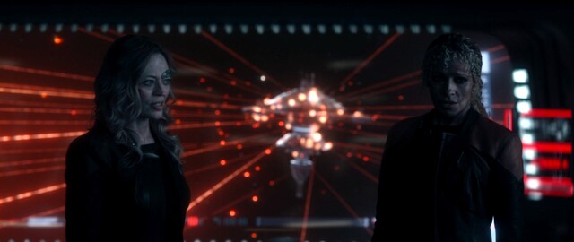 Seven (Jeri Ryan) und Raffi (Michelle Hurd) erobern die Brücke der Titan zurück.