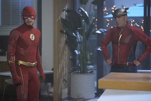 Flash (Grant Gustin) und Flash (John Wesley Shipp) Seite an Seite.