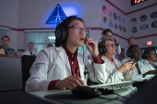 Noch ist Raketenwissenschaftler Dr. Chan Kaifang (Jimmy O. Yang) enthusiastisch über den neusten Test...