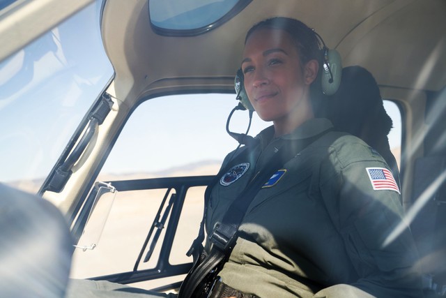 Tawny Newsome porträtiert die ehrgeizige Hubschrauberpilotin Angela Ali, die hohe Ziele und ein Geheimnis hat.