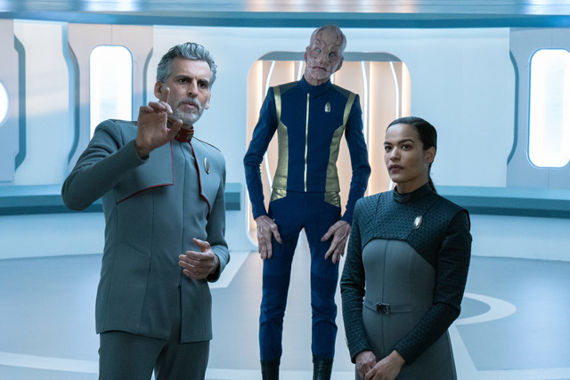 Pluspunkt: Oded Fehr (l.) als Admiral Charles Vance; mit Saru (Doug Jones) und Adjudantin Lt. Audrey Willa (Vanessa Jackson).