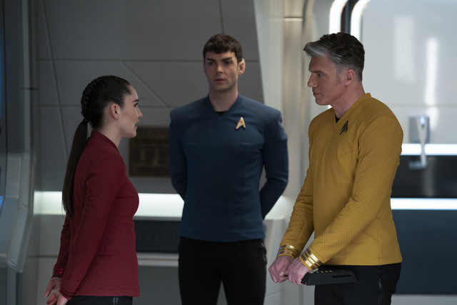 Neue Sicherheitschefin mit geheimnisvoller Familiengeschichte: La'an (Christina Chong) berät Spock und Pike.