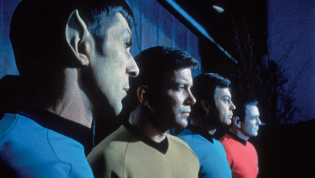Seit 40 Jahren auch deutsche Fernsehhelden: Mr. Spock (Leonard Nimoy, l.), Captain Kirk (William Shatner, 2.v.l.), Dr. McCoy (DeForest Kelley, 2.v.r.) und Scotty (James Doohan, r.)