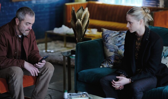 In der Wohnung seiner Tochter begegnet Danny (James Nesbitt) Nicola (Niamh Algar), der Ehefrau seiner toten Tochter - die ihm erstmalig ein Video der Hochzeit zeigt, von der er nichts mitbekommen hatte.
