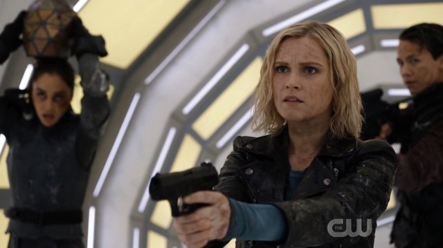 Clarke (Eliza Taylor) erhält eine tragische Nachricht.
