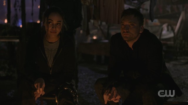 Raven (Lindsey Morgan) und Murphy (Richard Harmon) haben kein Verständnis für Bellamys neue Rolle.