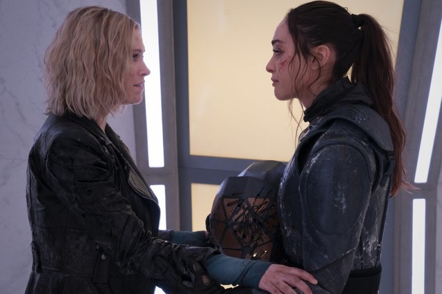 Clarke (Eliza Taylor) und Raven (Lindsey Morgan) bleibt keine Zeit, sich von dem Schock zu erholen.