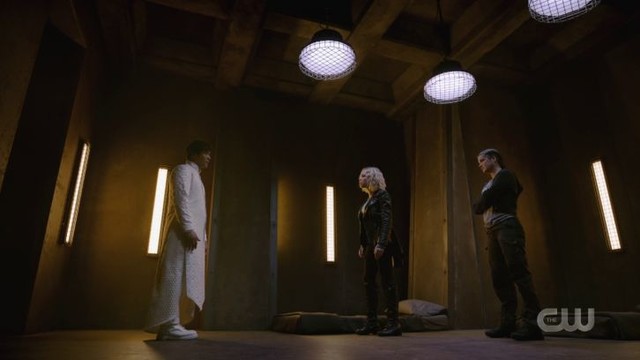 Bellamy (Bob Morley), Clarke (Eliza Taylor) und Octavia (Marie Avgeropoulos) finden sich auf unterschiedlichen Seiten wieder.