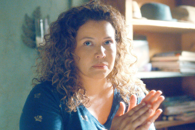 Kann mit ihren "magischen Händen" nicht nur gut massieren: Dolores Roach (Justina Machado)