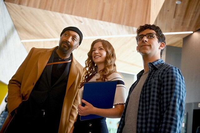 Alec Mercer (Jesse L. Martin) mit seinen Kollegen Phoebe (Molly Kunz) und Rizwan (Arash Demaxi)