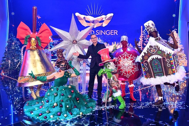 Matthias Opdenhövel mit den weihnachtlichen Tänzern
