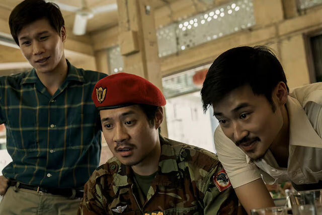Drei Freunde, die in Wahrheit auf verschiedenen Seiten stehen: der Captain, Bon (Fred Nguyen Khan) und Man (Duy Nguyễn)