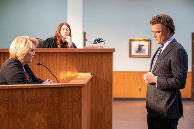 Pam wird im Zeugenstand von Anwalt Schwartz verhört. Die Richterin ist korrupt.