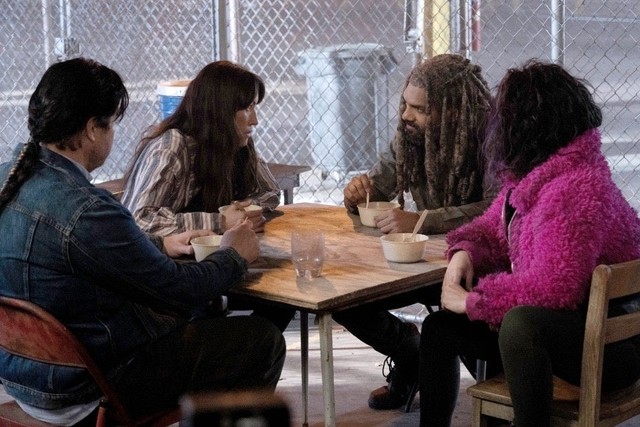 Eugene (Josh McDermitt) Yumiko (Eleanor Matsuura), Ezekiel (Khary Payton) und Princess (Paola Lázaro) besprechen ihren Fluchtplan.