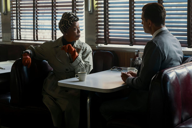 Privatdetektivin Theodora Birch (Noma Dumezweni) informiert Dean (Bobby Cannavale) über ihre Recherchen.
