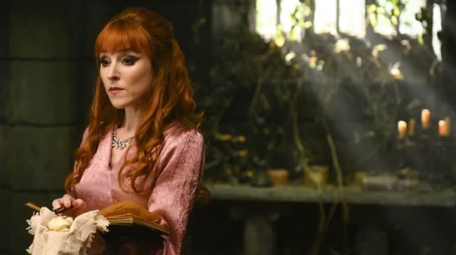 Ruth Connell als Rowena